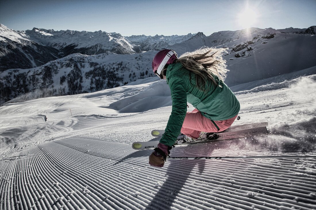 Eine Frau fährt sportlich die Piste in der Silvretta Montafon herunter. | © Silvretta Montafon - Daniel Zangerl