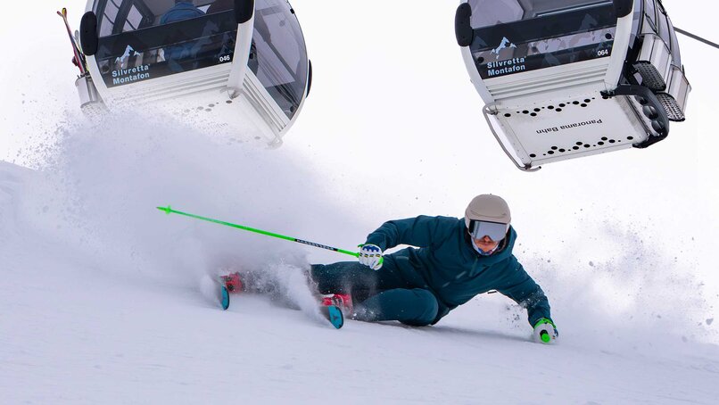 Ein sportlicher SKifahrer fährt unterhalb der Valisrea Gondelbahn auf einer steilen Piste. | © Silvretta Montafon - Jacobo Bonacorsi