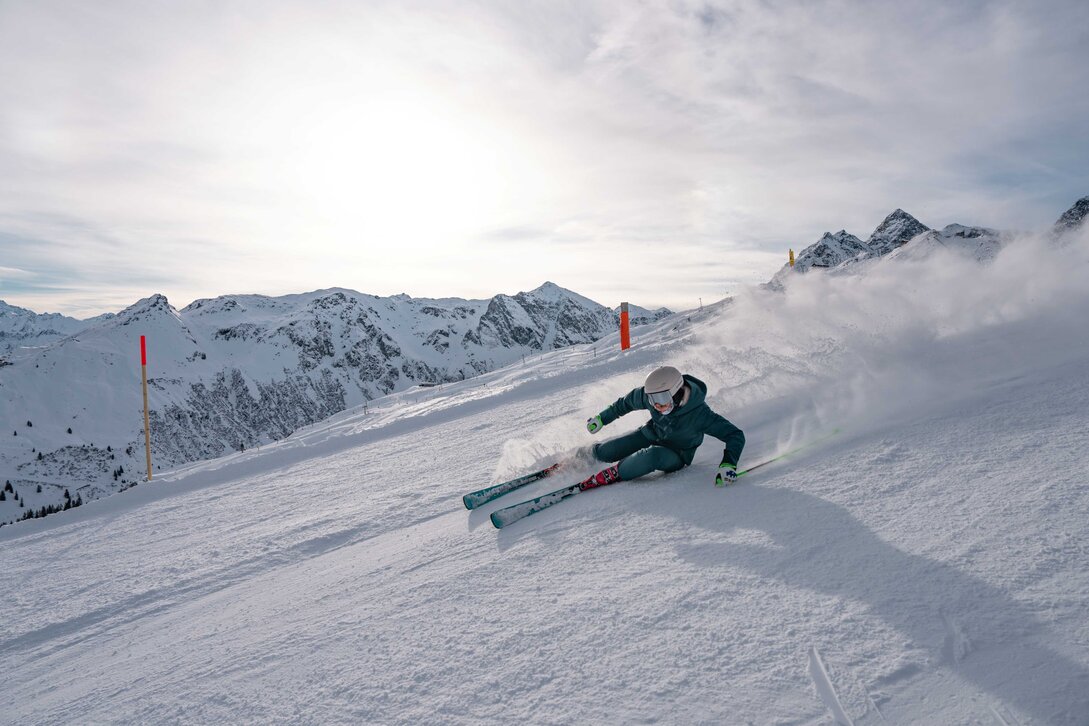 Ein sportlicher SKifahrer fährt auf einer steilen Piste. | © Silvretta Montafon - Jacobo Bonacorsi