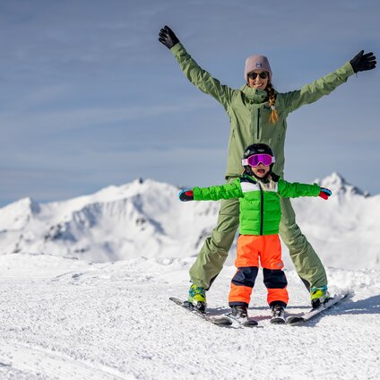 Ein Mutter und ihre Tochter haben Spaß beim Skifahren in der Silvretta Montafon. | © Silvretta Montafon - Torsten Wenzler