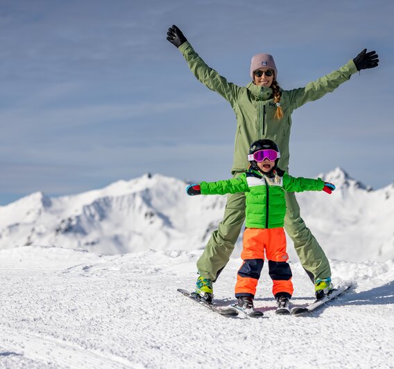 Ein Mutter und ihre Tochter haben Spaß beim Skifahren in der Silvretta Montafon. | © Silvretta Montafon - Torsten Wenzler