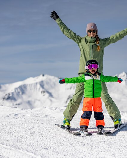 Ein Mutter und ihre Tochter haben Spaß beim Skifahren in der Silvretta Montafon. | © Silvretta Montafon - Torsten Wenzler