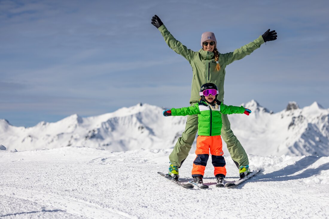 Skifahren mit Kindern - Silvretta Montafon | © Silvretta Montafon - Torsten Wenzler Ein Mutter und ihre Tochter haben Spaß beim Skifahren in der Silvretta Montafon. | © Silvretta Montafon - Torsten Wenzler