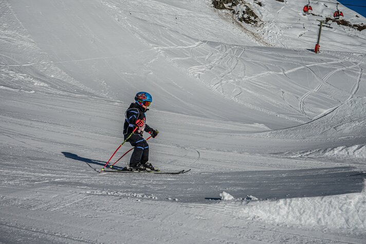 Ein Kind fährt über eine Schanze beim Skikurs in der Silvretta Montafon. | © Silvretta Montafon - Vanessa Strauch