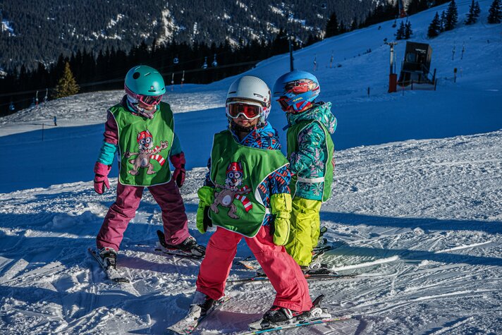 Drei Kinder beim Bambinikurs im Kinderland am Hochjoch in der Silvretta Montafon. | © Silvretta Montafon - Vanessa Strauch