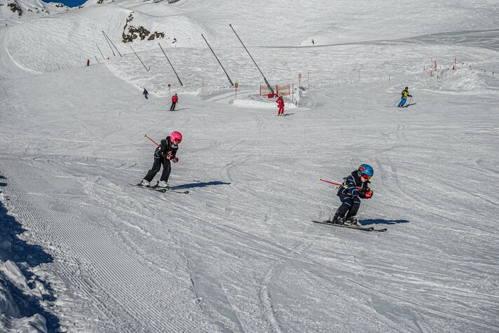 Zwei Kinder fahren beim Skikurs in der Silvretta Montafon die Piste hinunter. | © Silvretta Montafon - Vanessa Strauch