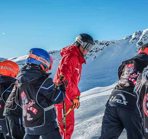 Ein Skilehrer und einige Kinder beim Skikurs in der Silvretta Montafon. | © Silvretta Montafon - Vanessa Strauch