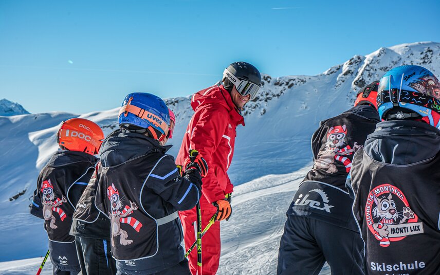Ein Skilehrer und einige Kinder beim Skikurs in der Silvretta Montafon. | © Silvretta Montafon - Vanessa Strauch