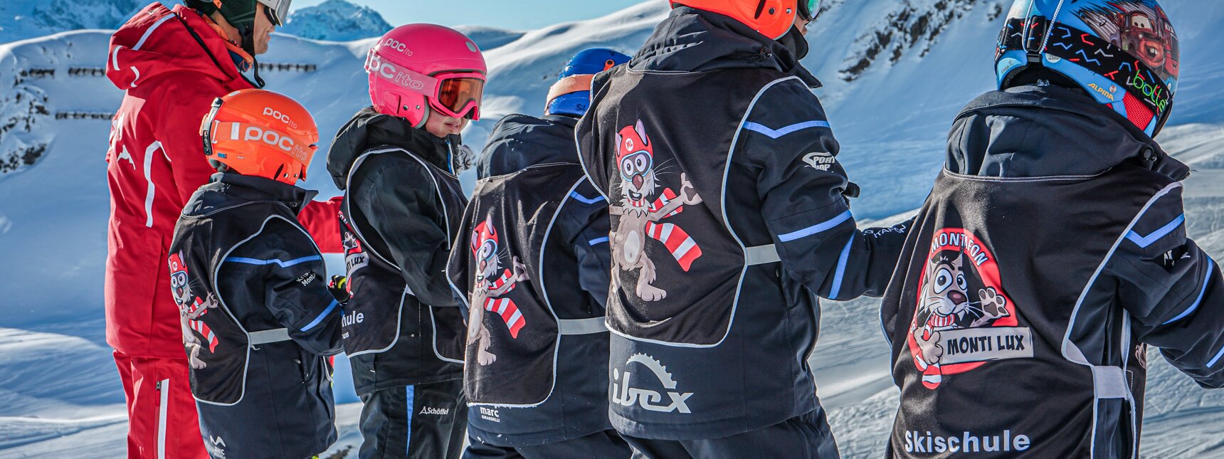 Ein Skilehrer und fünf Kinder beim Skikurs in der Silvretta Montafon. | © Silvretta Montafon - Vanessa Strauch