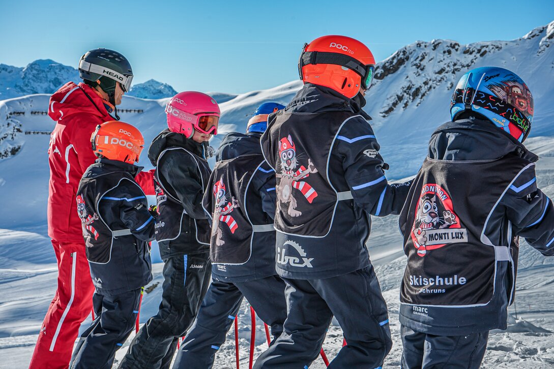 Ein Skilehrer und fünf Kinder beim Skikurs in der Silvretta Montafon. | © Silvretta Montafon - Vanessa Strauch