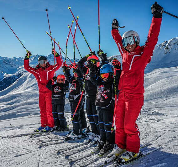 Eine Gruppe von Kindern und zwei Skilehrer haben Spaß beim Kinderskikurs in der Silvretta Montafon. | © Silvretta Montafon - Vanessa Strauch