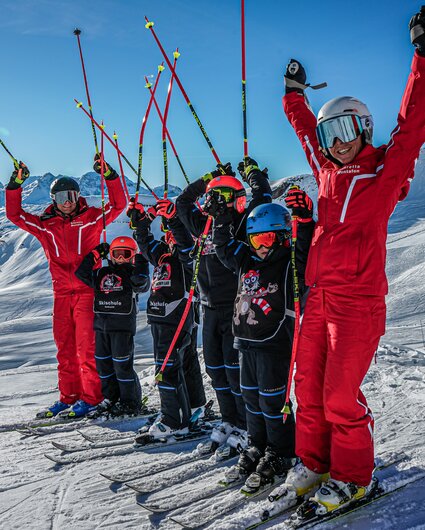 Eine Gruppe von Kindern und zwei Skilehrer haben Spaß beim Kinderskikurs in der Silvretta Montafon. | © Silvretta Montafon - Vanessa Strauch