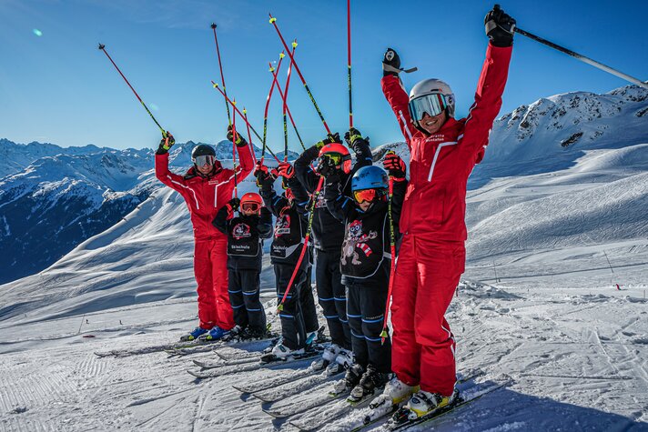 Eine Gruppe von Kindern und zwei Skilehrer haben Spaß beim Kinderskikurs in der Silvretta Montafon. | © Silvretta Montafon - Vanessa Strauch