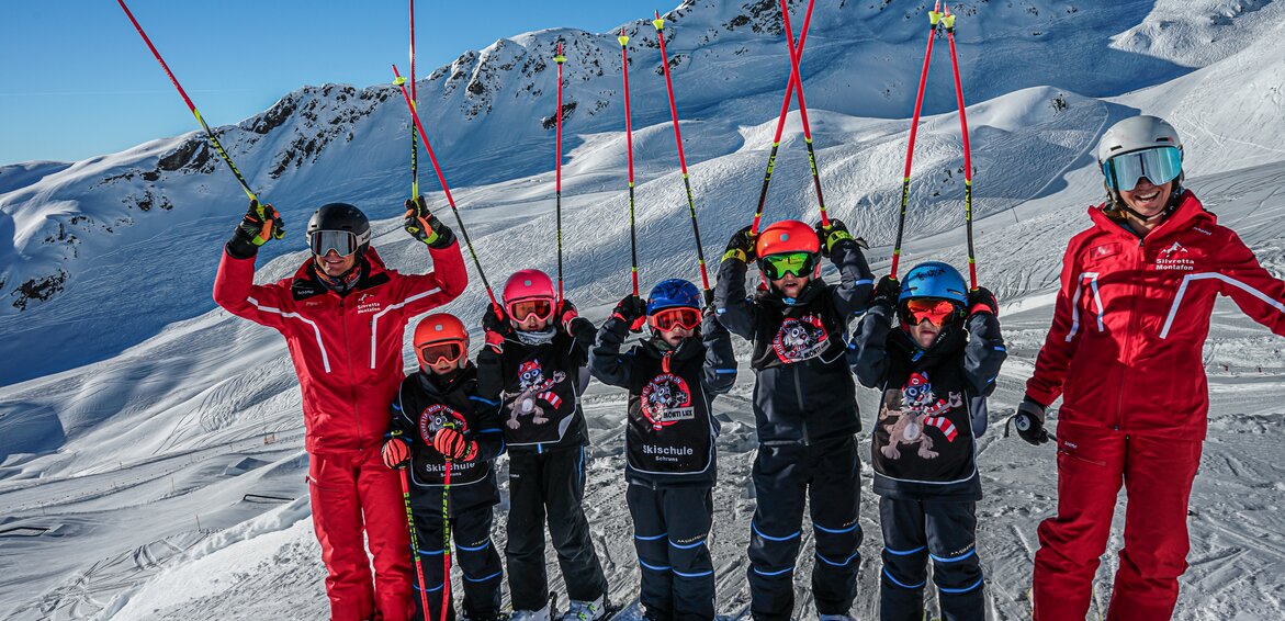 Eine Gruppe von Kindern und zwei Skilehrer haben Spaß beim Kinderskikurs in der Silvretta Montafon. | © Silvretta Montafon - Vanessa Strauch
