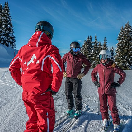 Skilehrer und zwei Erwachsene wärmen sich beim Skikurs auf.  | © Silvretta Montafon - Vanessa Strauch