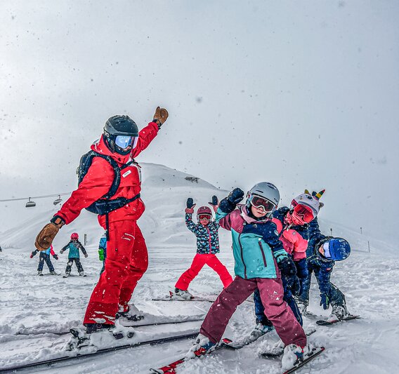 Eine Gruppe von Kindern mit Skilehrerin beim Skikurs in der Silvretta Montafon. | © Skischule St. Gallenkirch - Viola Schwigon