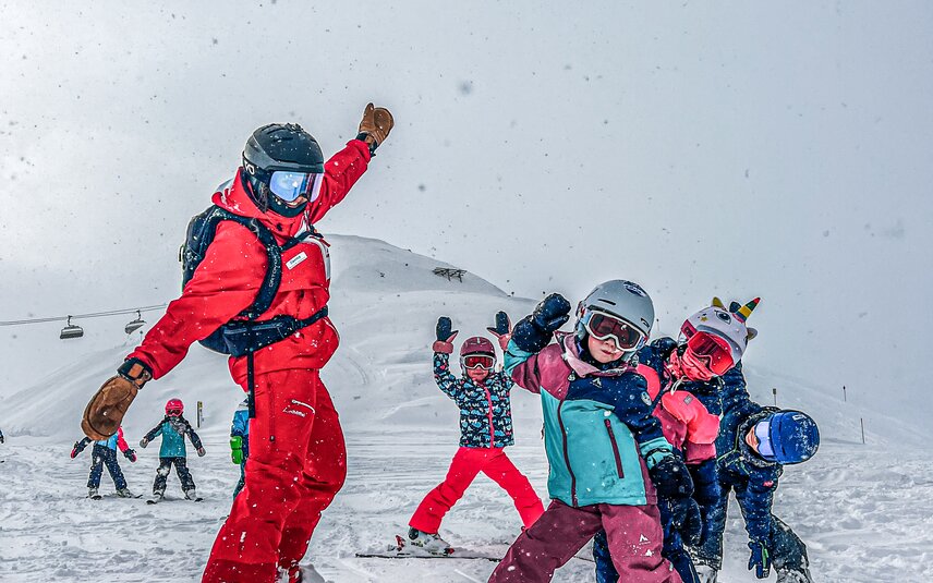 Eine Gruppe von Kindern mit Skilehrerin beim Skikurs in der Silvretta Montafon. | © Skischule St. Gallenkirch - Viola Schwigon