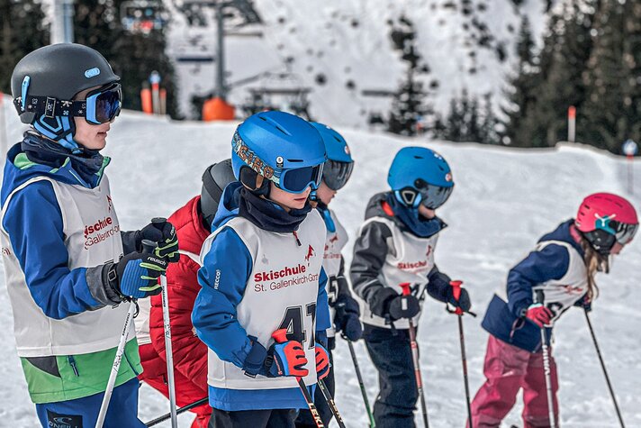 Eine Gruppe von Kindern beim Skikurs in der Silvretta Montafon. | © Skischule St. Gallenkirch - Viola Schwigon