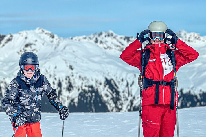 Eine Junge mit Skilehrerin beim Skikurs in der Silvretta Montafon. | © Skischule St. Gallenkirch - Viola Schwigon