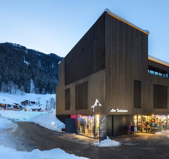 Die Aussenansicht des Intersport Verleihshops an der Valisera Bahn Talstation. | © Silvretta Montafon