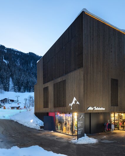Die Aussenansicht des Intersport Verleihshops an der Valisera Bahn Talstation. | © Silvretta Montafon
