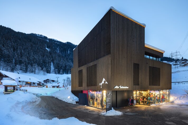 Die Aussenansicht des Intersport Verleihshops an der Valisera Bahn Talstation. | © Silvretta Montafon