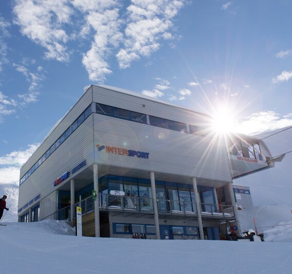 Die Aussenansicht des Intersport Verleihshops an der Valisera Bahn Bergstation. | © Silvretta Montafon