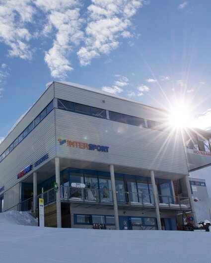 Die Aussenansicht des Intersport Verleihshops an der Valisera Bahn Bergstation. | © Silvretta Montafon