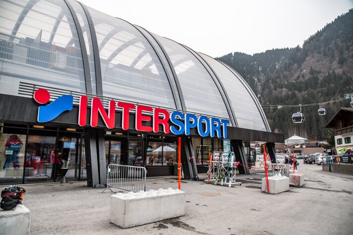Die Aussenansicht des Intersport Verleihshops an der Valisera Bahn Talstation im Silvretta Park Montafon. | © Silvretta Montafon