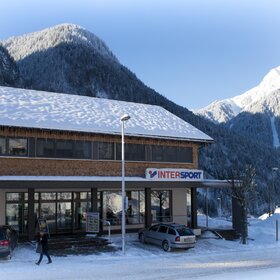 Die Aussenansicht des Intersport Verleihshops im Zentrum von St. Gallenkirch. | © Silvretta Montafon