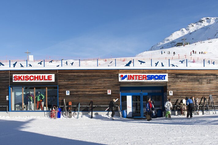 Die Aussenansicht des Intersport Verleihshops Hochjocg Berg Mitten im Skigebiet. | © Silvretta Montafon