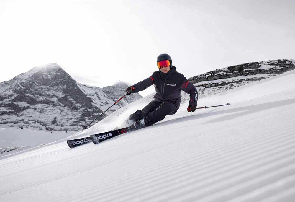 Ein Skifahrer auf der frisch präparierten Piste mit Stöckli Ski. | © Silvretta Montafon - Intersport