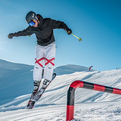 Ein Freestyler an einem Job im Snowpark Montafon in der Silvretta Montafon. | © Silvretta Montafon - goodguypaez