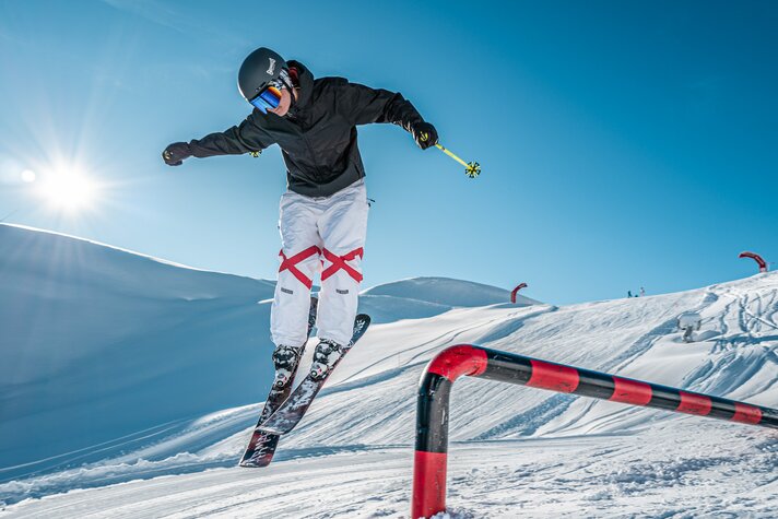 Ein Freestyler an einem Job im Snowpark Montafon in der Silvretta Montafon. | © Silvretta Montafon - goodguypaez