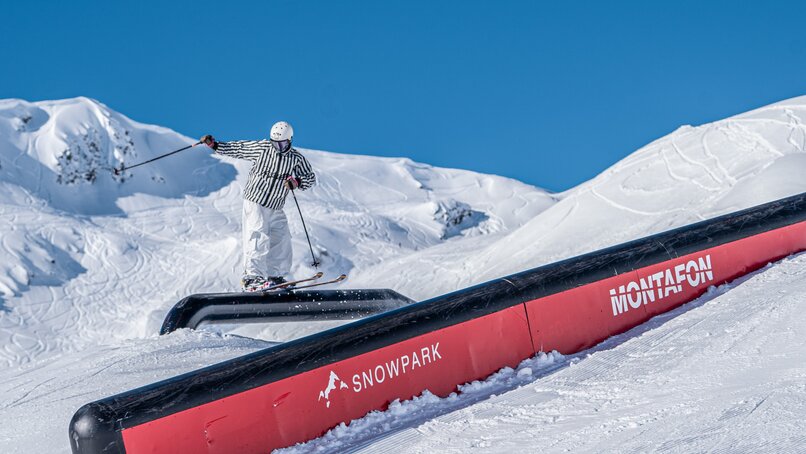 Ein Freestyler an einem Job im Snowpark Montafon in der Silvretta Montafon. | © Silvretta Montafon - goodguypaez