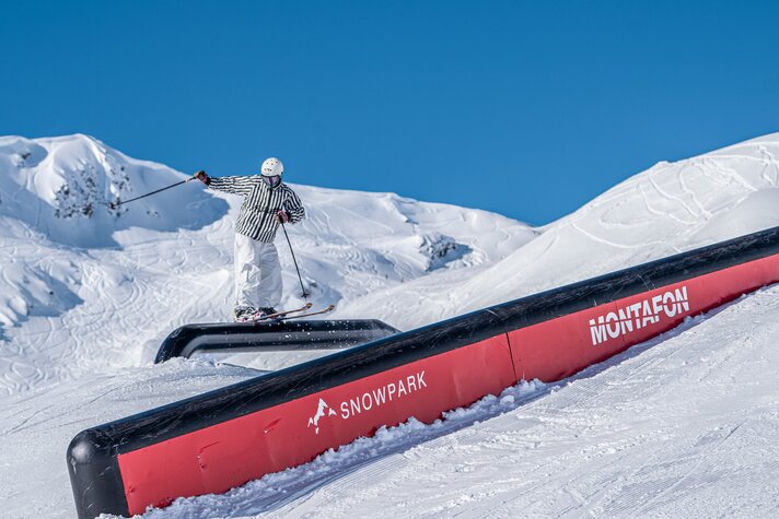 Ein Freestyler an einem Job im Snowpark Montafon in der Silvretta Montafon. | © Silvretta Montafon - goodguypaez