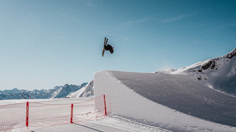 Ein Feestyler springt über einen hohen Kicker im Snowpark Montafon in der Silvretta Montafon. | © Silvretta Montafon - goodguypaez