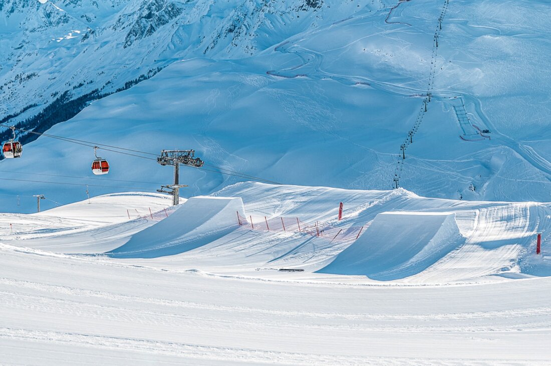 Zwei Kicker im Snowppark Montafon und die Hochalpila Bahn im Hintergrund. | © Silvretta Montafon - Matty Cox