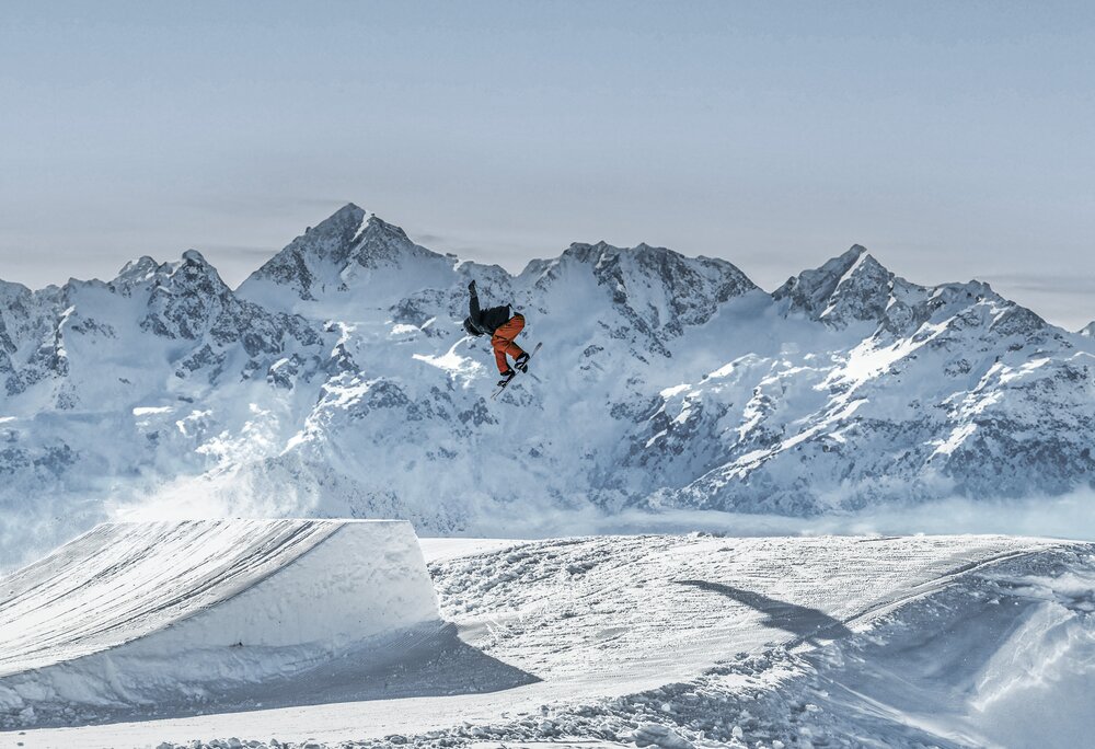 Ein Snowboarder springt über eine Schanze in der Silvretta Montafon | © Silvretta Montafon - Sammi Theurer