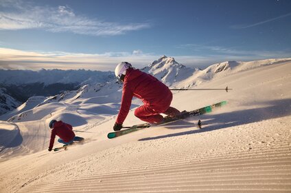 Zwei Skifahrer fahren über die frisch präparierte Piste bei der HochjochTotale in der Silvretta Montafon | ©  Silvretta Montafon - Stefan Kothner