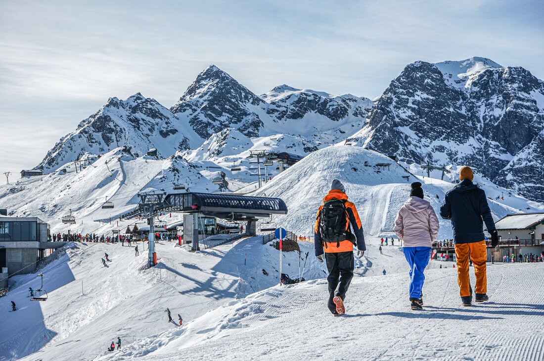 Winterwandern - Silvretta Montafon | © Silvretta Montafon - Vanessa Strauch Drei Personen am Aussicht genießen beim Winterwandern in der Silvretta Montafon. | © Silvretta Montafon - Vanessa Strauch