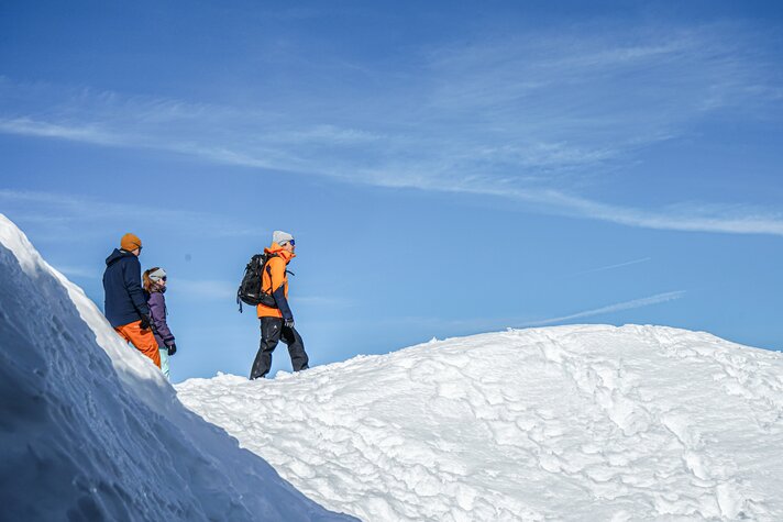 Drei Winterwanderer bei blauem Himmel in der Silvretta Montafon. | © Silvretta Montafon - Vanessa Strauch
