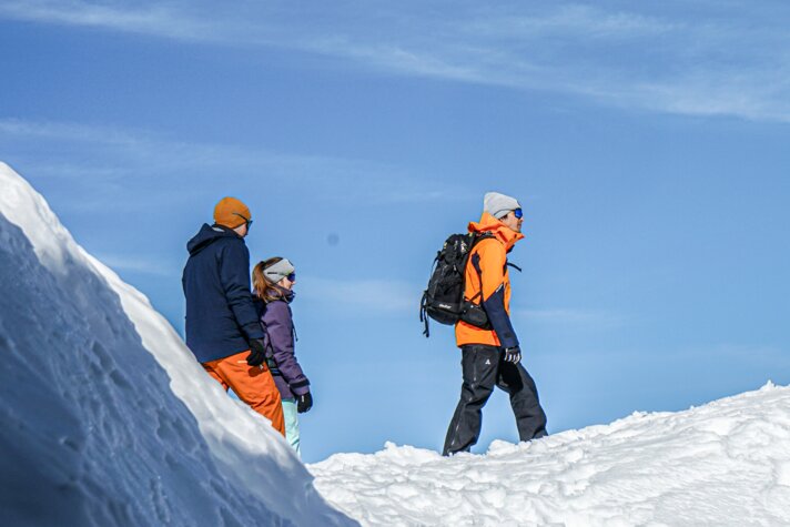 Drei Winterwanderer bei blauem Himmel in der Silvretta Montafon. | © Silvretta Montafon - Vanessa Strauch