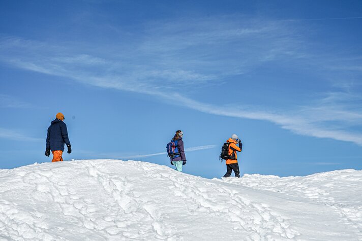 Drei Winterwanderer bei blauem Himmel in der Silvretta Montafon. | © Silvretta Montafon - Vanessa Strauch