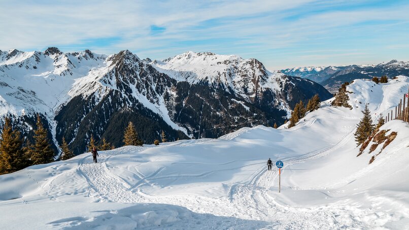 Ein Winterwanderweg am Berg mit Panoramaaussicht in der Silvretta Montafon. | © Silvretta Montafon