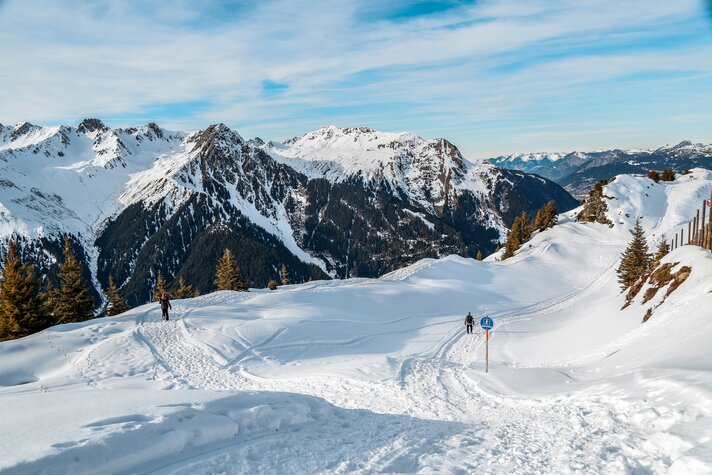 Ein Winterwanderweg am Berg mit Panoramaaussicht in der Silvretta Montafon. | © Silvretta Montafon