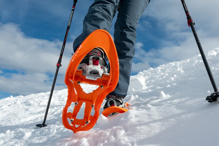 Nahaufnahme von Schneeschuhen beim Winterwandern in der Silvretta Montafon. | © Montafon Tourismus - Andreas Marent