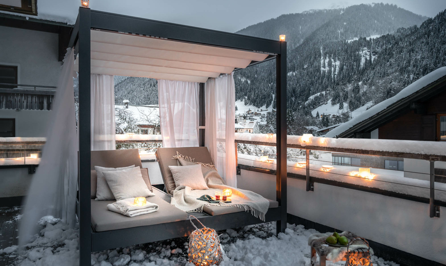 Terrasse mit Day Bed im Chalet im Sporthotel Silvretta Montafon im Gaschurn.