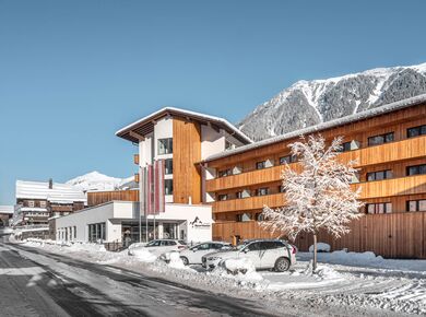 Die Aussenansicht des Sporthotel Silvretta Montafon im Winter bei Sonnenschein.