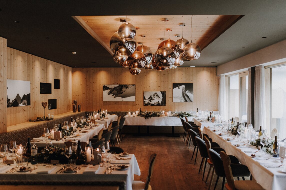 Schön eingedeckte Tische für eine Hochzeit in der Stoba 7 im Sporthotel Silvretta Montafon | ©  Silvretta Montafon - Cornelius Lorünser